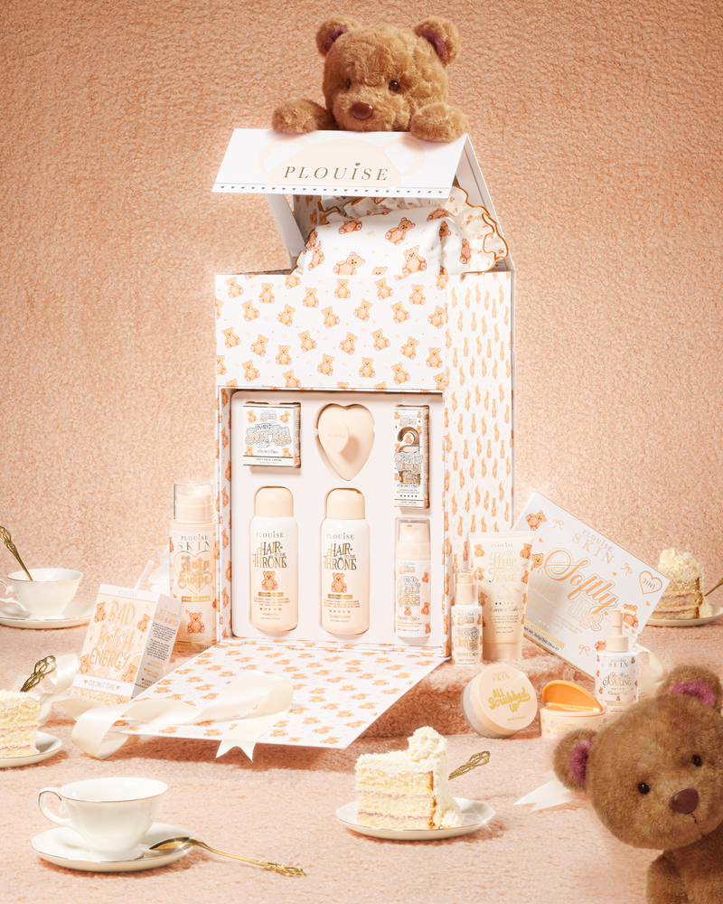 P.Louise Get Unteddy With Me Full Collection PR Box Gift Set met teddyberen en thee op een beige achtergrond