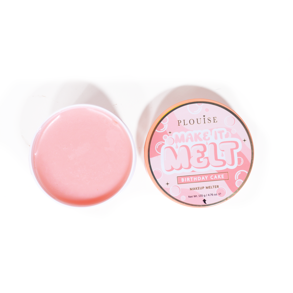 Open badkuip met P. Louise Make It Melt Makeup Cleansing Balm in sinaasappelgeur op blauwe achtergrond