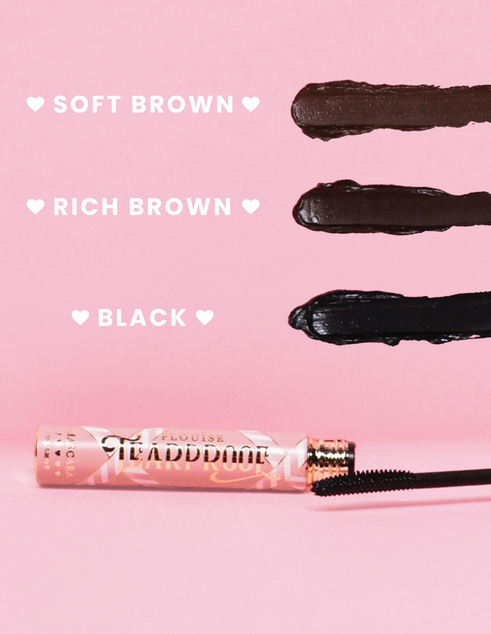 De P. Louise Tearproof Mascara-stalen in drie verschillende tinten met de tekst voor elke tint op een roze achtergrond