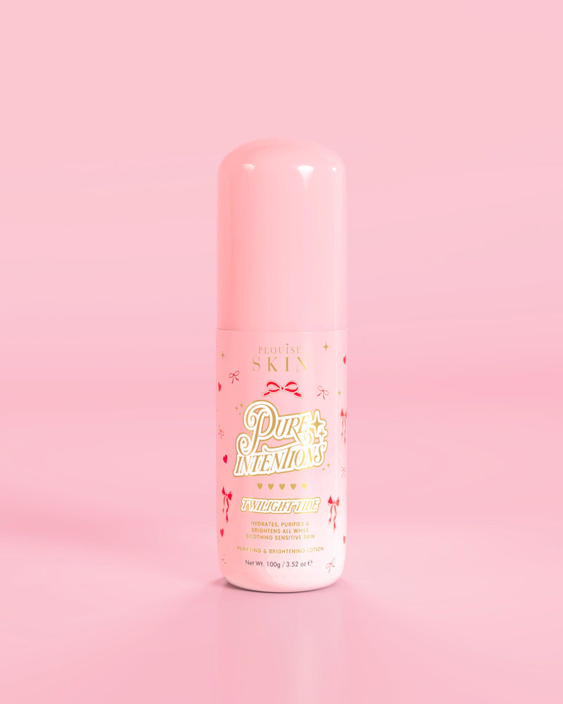 Roze flesje P.Louise Pure Intentions Purify & Brightening Lotion met rode strikjes tegen een roze achtergrond