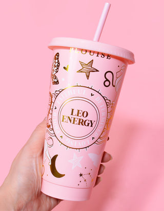 P.Louise Sippin met de Signs Horoscoopbeker