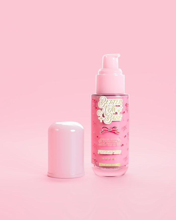 Een roze P.Louise fles Better Now Babe Pink Barrier Repair Serum in Twilight Tide-geur met pomp en dop op een roze achtergrond