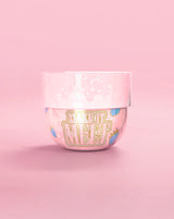 Een bakje P. Louise Make It Melt Makeup Cleansing Balm in blauwe framboos op een roze achtergrond