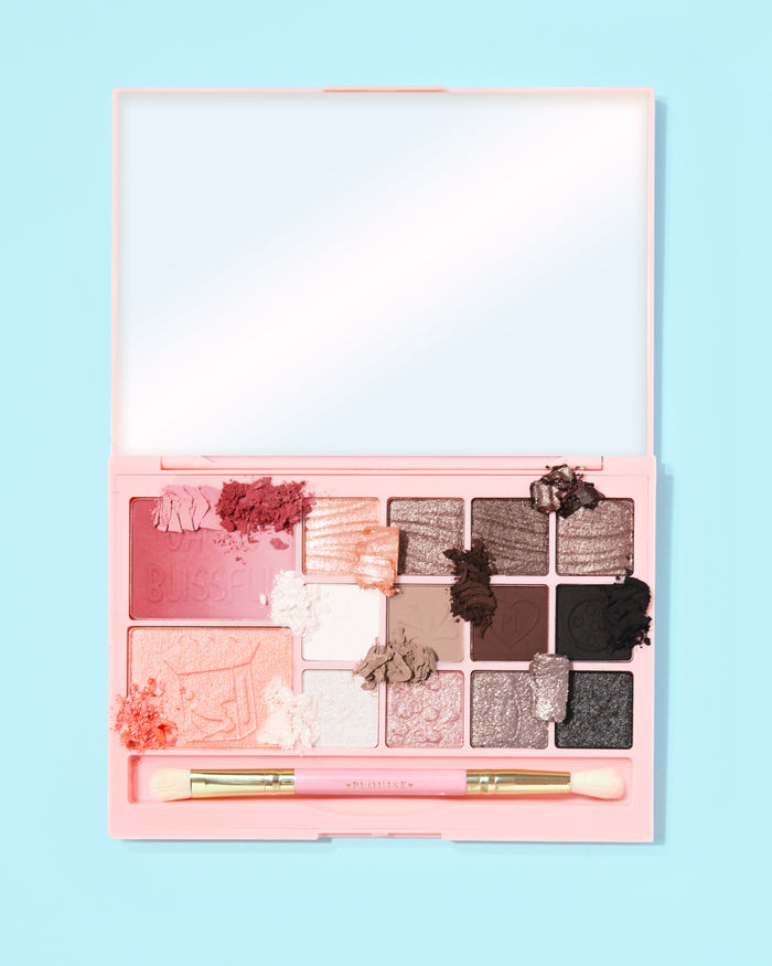 P. Louise Best Served Cold Breakfast Bites All In One Makeup Palette met verschillende tinten op een lichtblauwe achtergrond