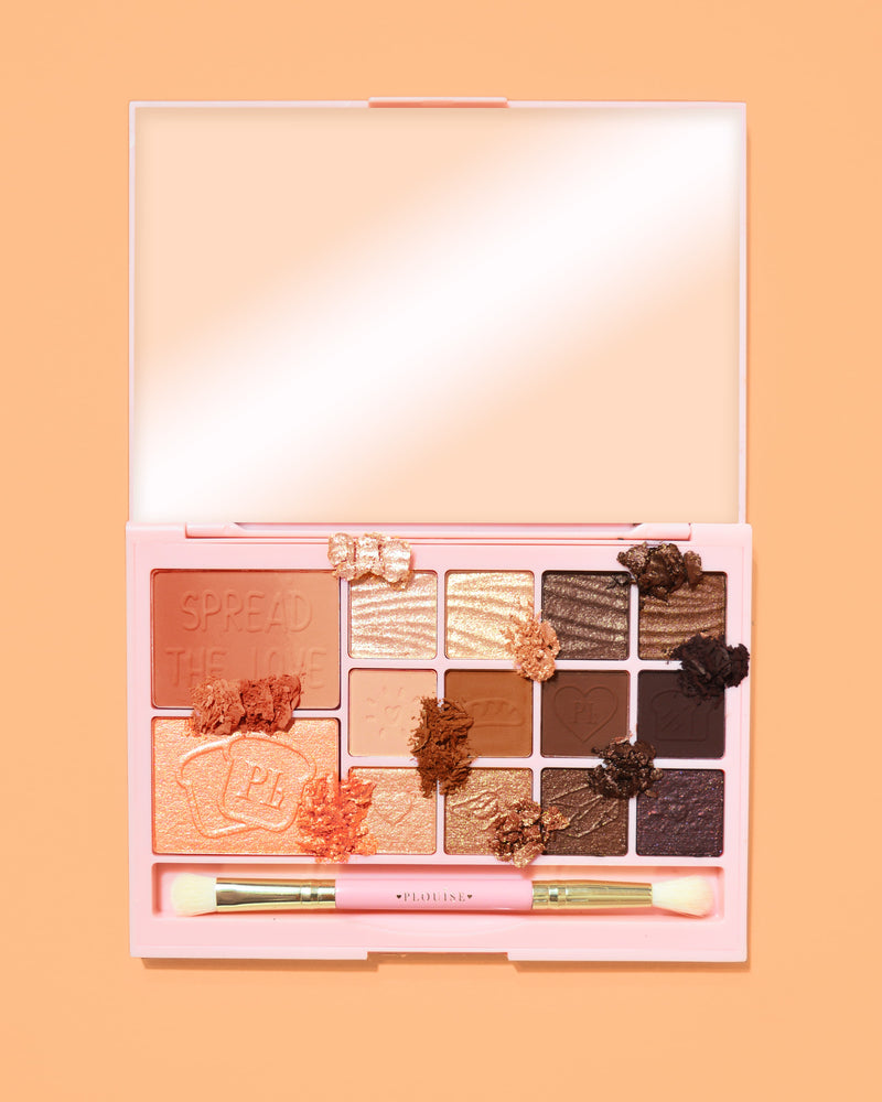 Een afbeelding van het P. Louise Breakfast Bites All In One Makeup Palette in Toasty & Tempting warme neutrale kleur op een oranje achtergrond