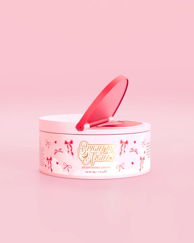 Roze kuipje P.Louise Bright By Night Brightening Cream met rode strik grafische elementen tegen een roze achtergrond