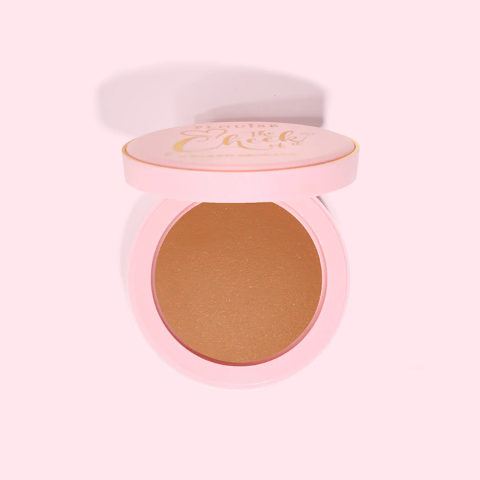 Compact P.Louise gebakken bronzerpoeder in een roze doosje op een lichtroze achtergrond