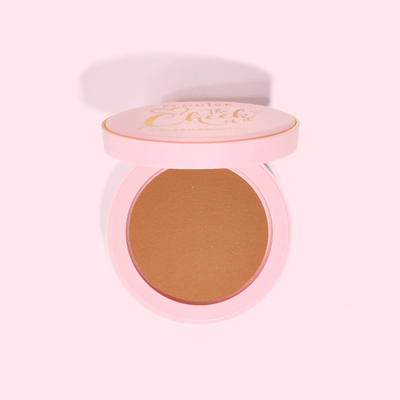 Compact P.Louise gebakken bronzerpoeder in een roze doosje op een witte achtergrond