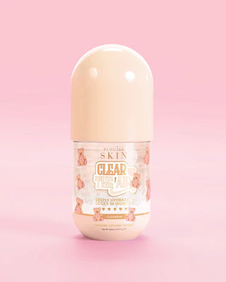 Een flesje P.Louise Clear The Air Gel Cleanser in de geur van kokoscake tegen een roze achtergrond