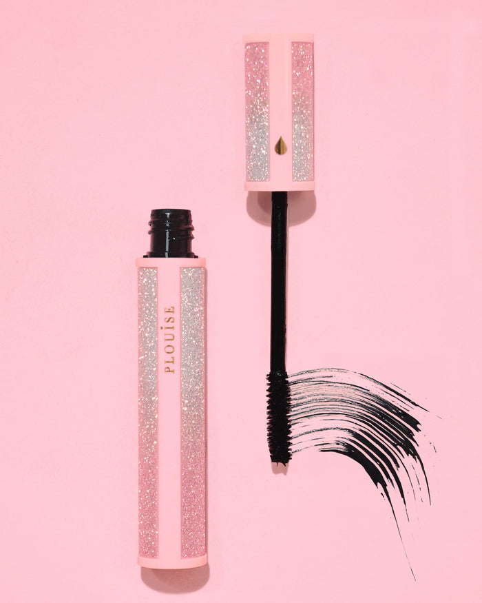 Roze glitterende P.Louise Cry Baby-mascara met zwart staafje op een roze achtergrond