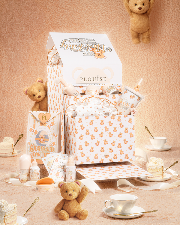 P.Louise Get Unteddy With Me Volledige PR Teddy Collection Box Set omringd door taart en teddyberen