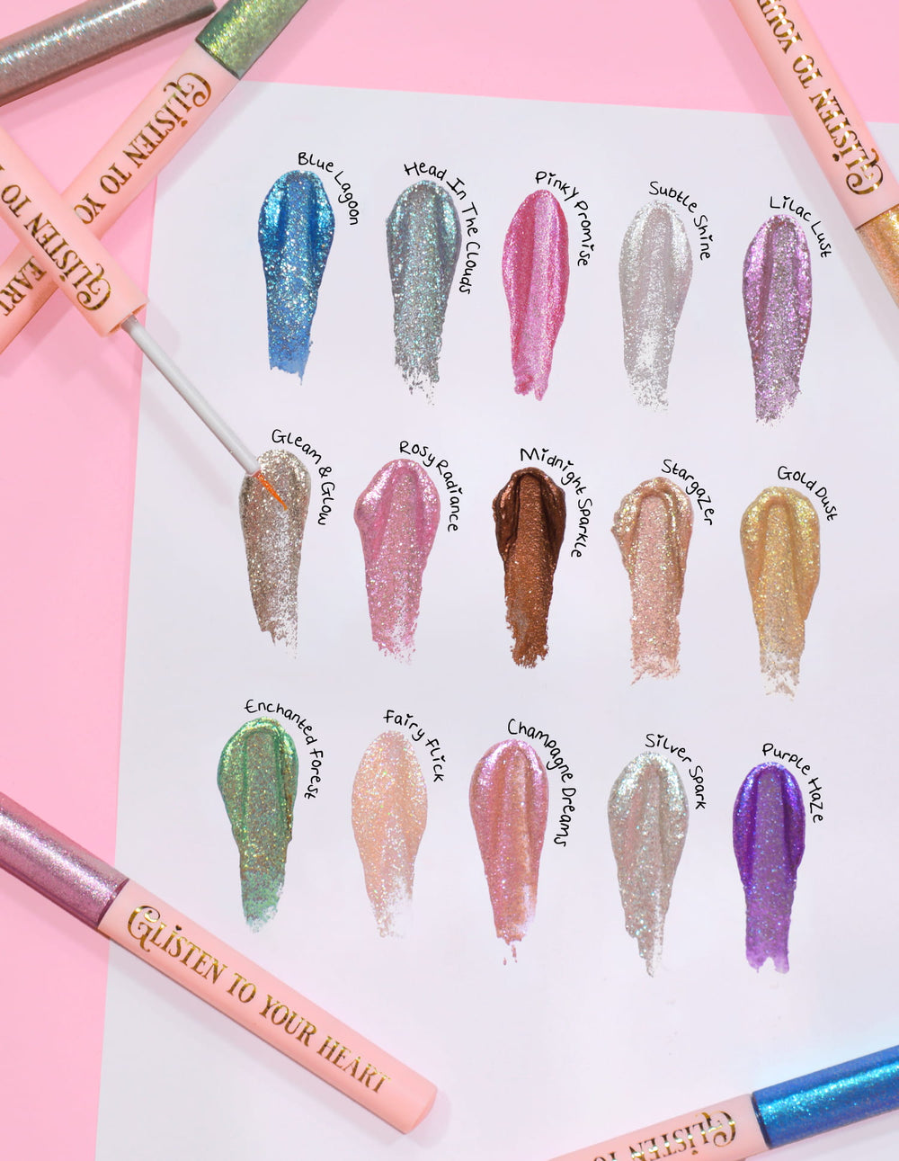 Een reeks glitter eyeliner-stalen van P.Louise in verschillende kleuren, weergegeven op een kaart, met de naam van elke tint ernaast geschreven.