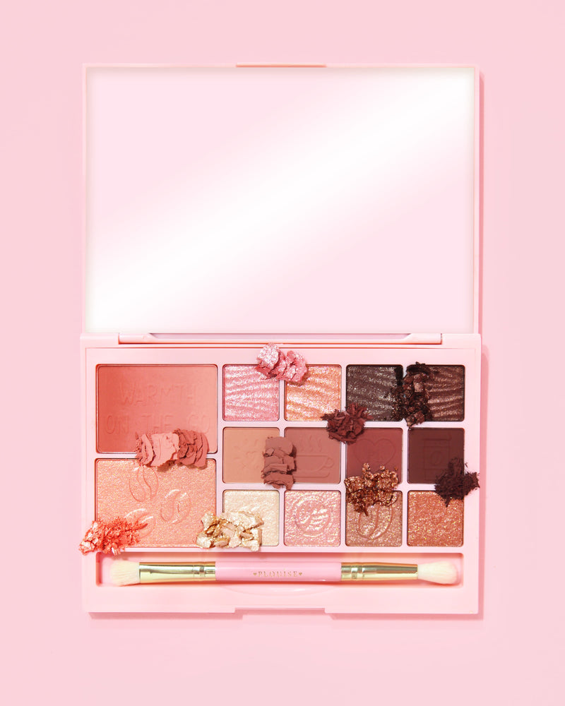 Een afbeelding van het P. Louise Breakfast Bites All In One Makeup Palette in Hot To Go in een neutrale en mauve kleur op een roze achtergrond