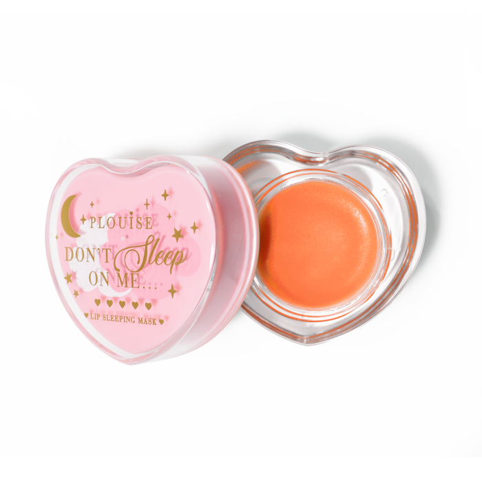Roze hartvormig lipslaapmasker met het deksel eraf op een witte achtergrond
