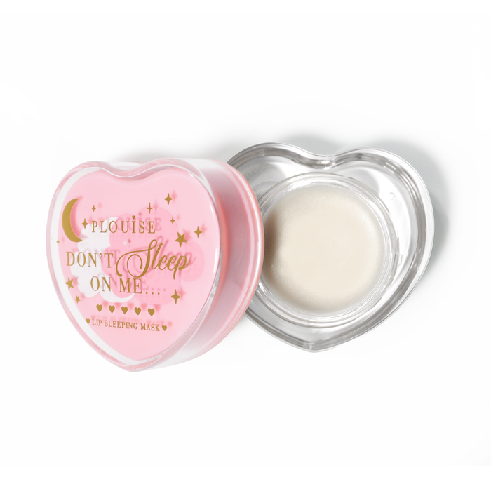 Roze hartvormig lipslaapmasker met het deksel eraf op een witte achtergrond