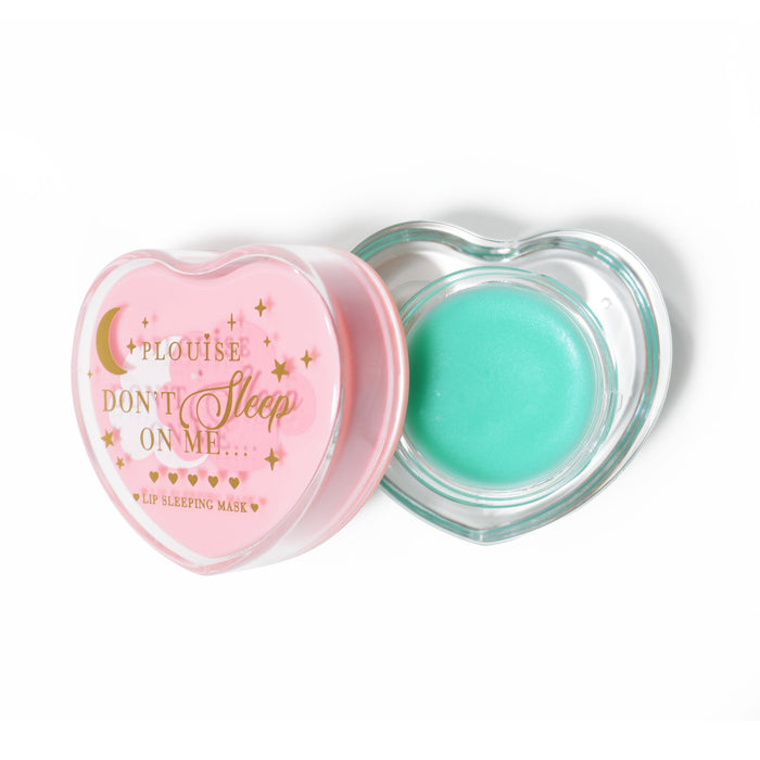 Roze hartvormig lipslaapmasker met het deksel eraf op een witte achtergrond