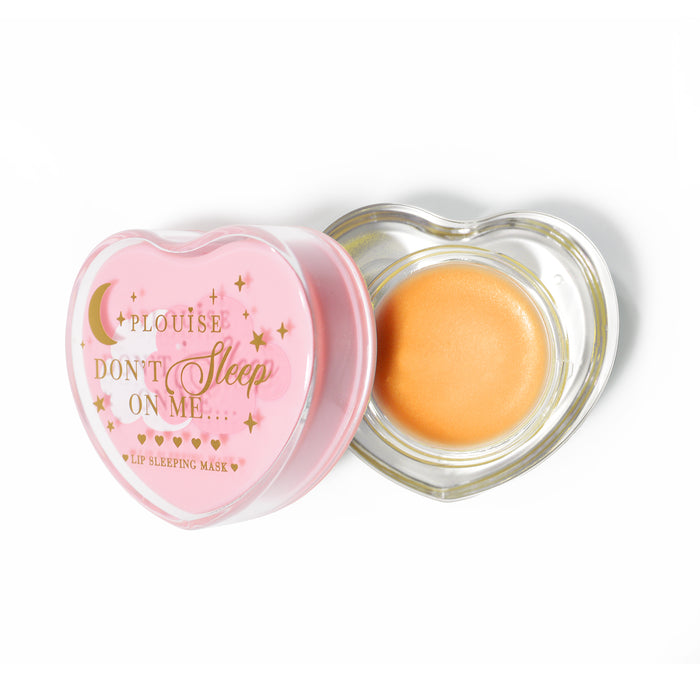 Roze hartvormig lipslaapmasker met het deksel eraf op een witte achtergrond