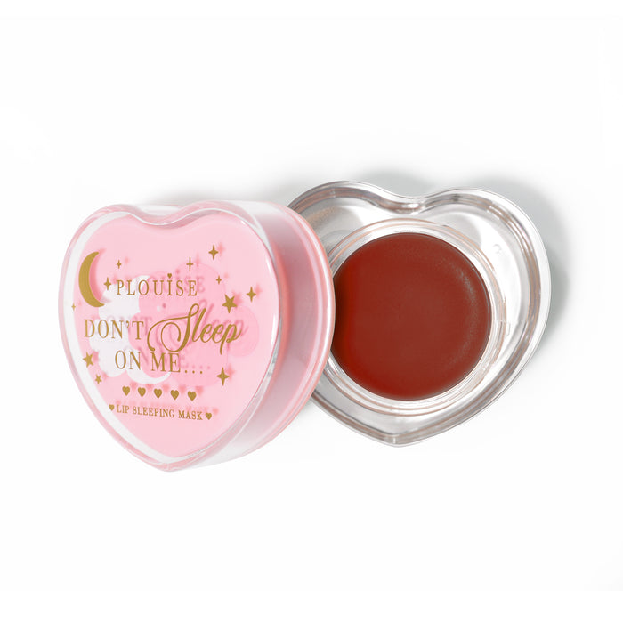 Roze hartvormig lipslaapmasker met het deksel eraf op een witte achtergrond