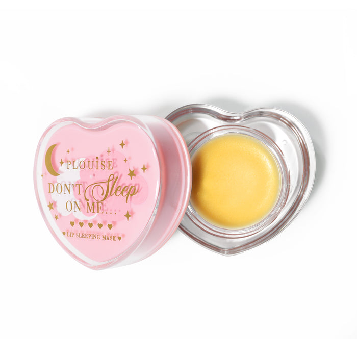 Roze hartvormig lipslaapmasker met het deksel eraf op een witte achtergrond