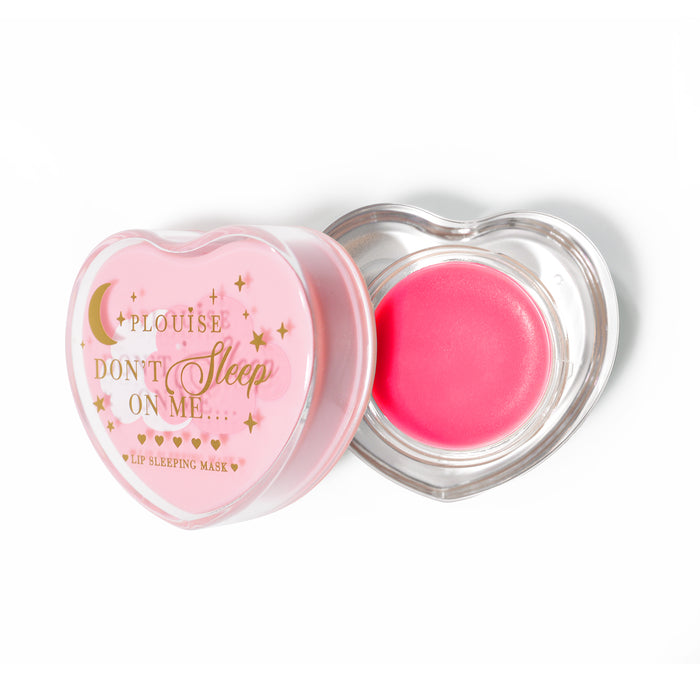 Roze hartvormig lipslaapmasker met het deksel eraf op een witte achtergrond