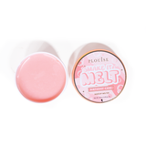 Open badkuip met P. Louise Make It Melt Makeup Cleansing Balm in sinaasappelgeur op blauwe achtergrond