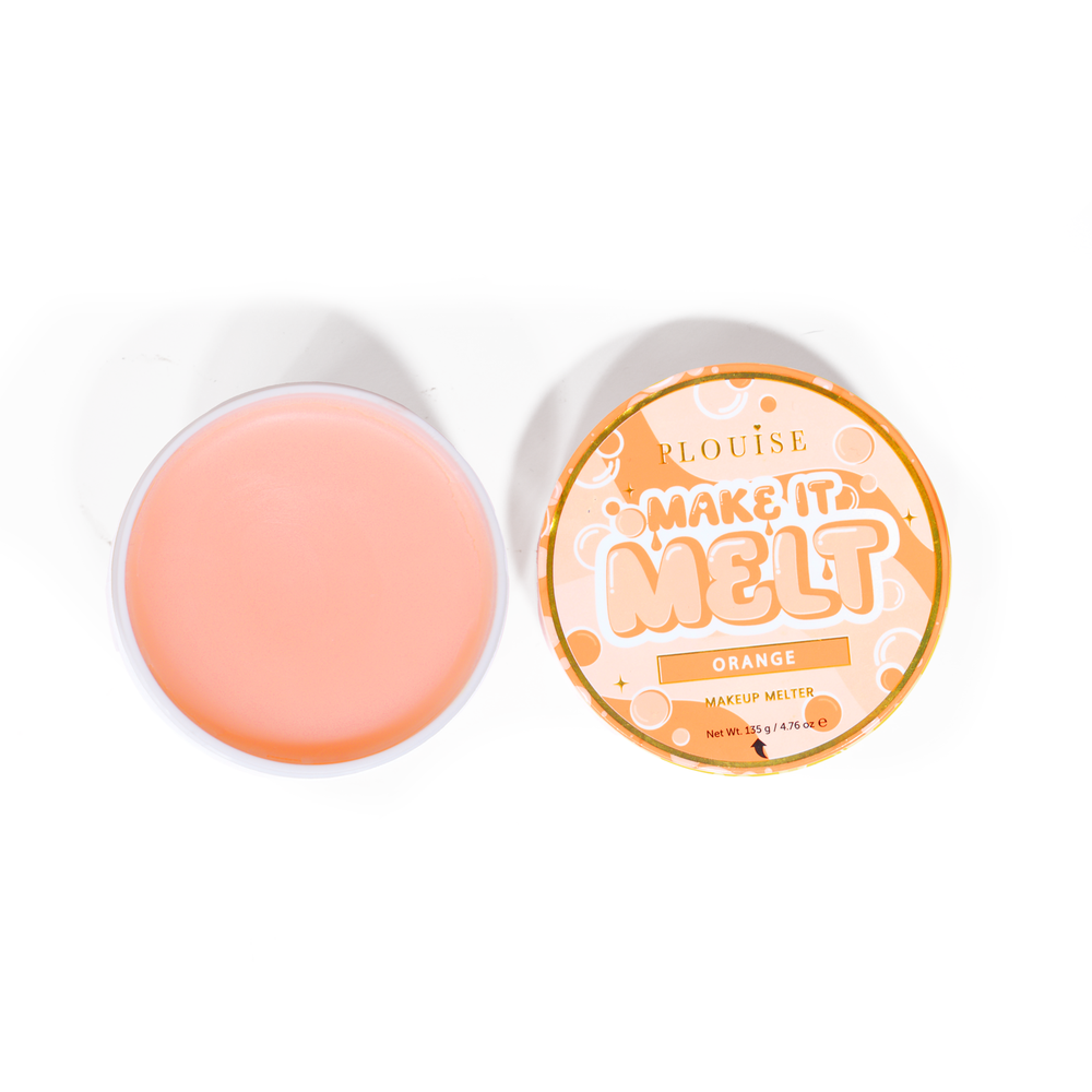 Open badkuip met P. Louise Make It Melt Makeup Cleansing Balm in sinaasappelgeur op blauwe achtergrond