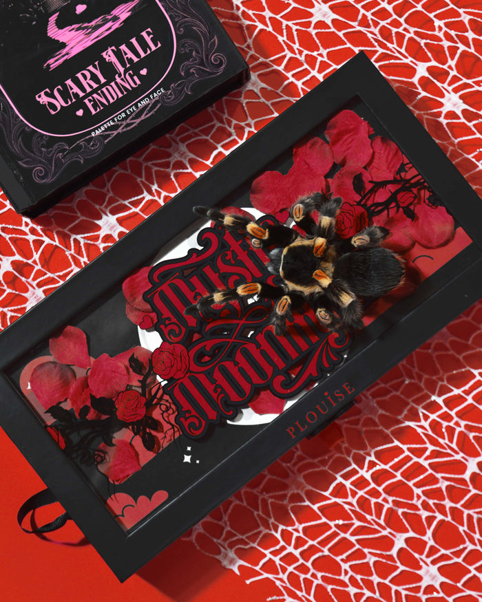 P.Louise Mystic Moonlight Halloween Eyeshadow Palette doos bedekt met rode rozenblaadjes en een tarantula op een rode spinnenwebachtergrond