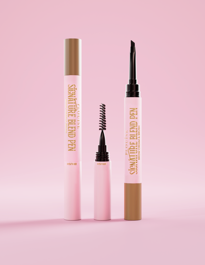 P.Louise Signature Blend-wenkbrauwpen, met deksels aan elk uiteinde en elke applicator aan het uiteinde tegen een roze achtergrond