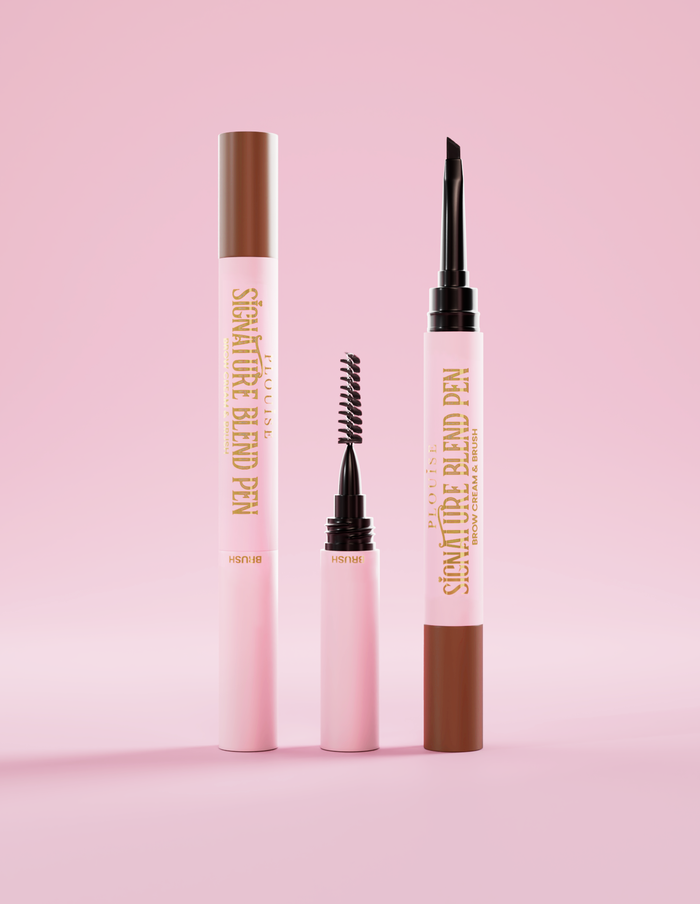 P.Louise Signature Blend-wenkbrauwpen, met deksels aan elk uiteinde en elke applicator aan het uiteinde tegen een roze achtergrond