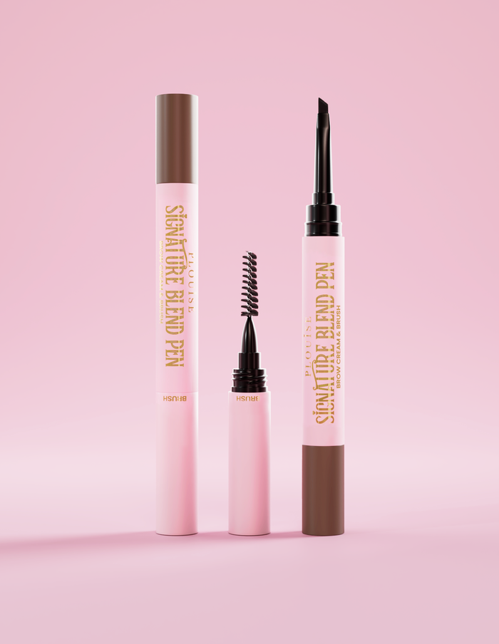 P.Louise Signature Blend-wenkbrauwpen, met deksels aan elk uiteinde en elke applicator aan het uiteinde tegen een roze achtergrond
