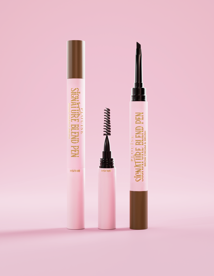P.Louise Signature Blend-wenkbrauwpen, met deksels aan elk uiteinde en elke applicator aan het uiteinde tegen een roze achtergrond
