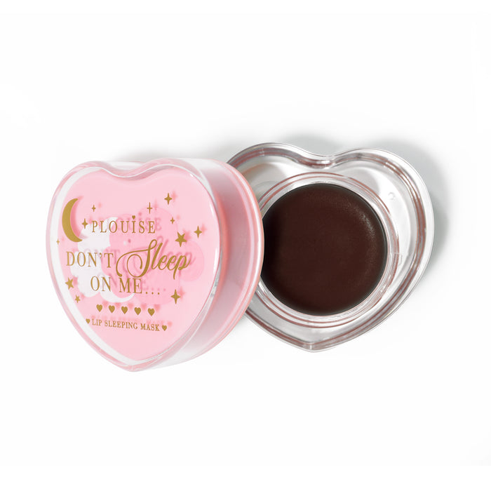 Roze hartvormig lipslaapmasker met het deksel eraf op een witte achtergrond