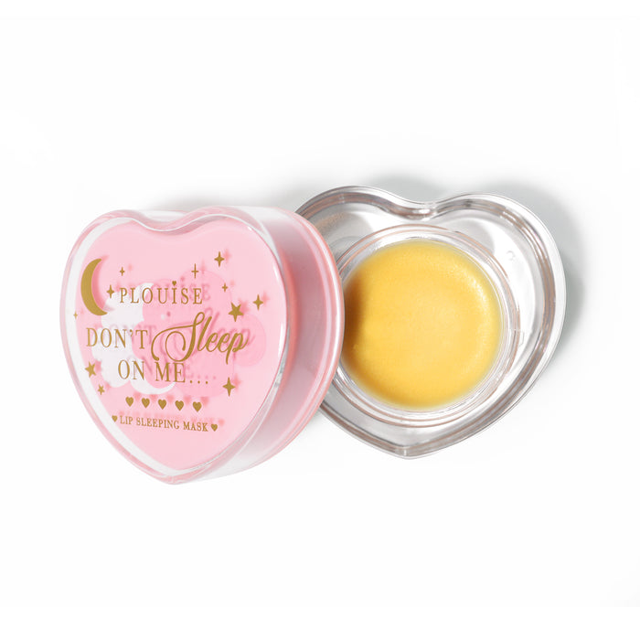 Roze hartvormig lipslaapmasker met het deksel eraf op een witte achtergrond
