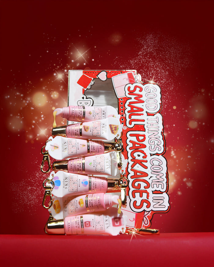 Set van 'All Good Things Come In Small Packages' mini-lipconditioner cadeauset op een rode achtergrond