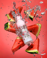Roze fles met watermeloenontwerp omringd door plakjes watermeloen en waterdruppels op een rode achtergrond