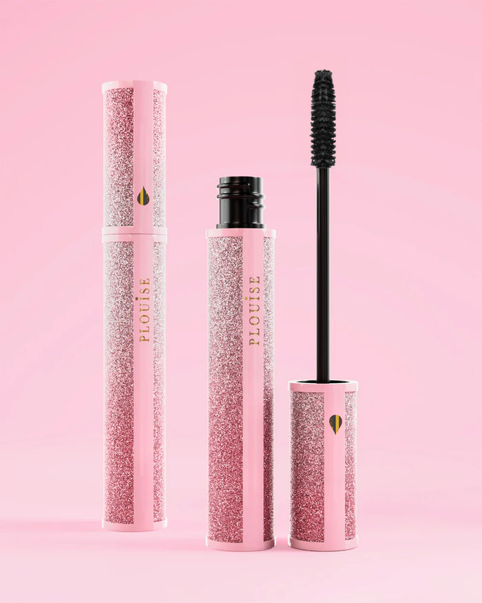 P.Louise Cry Baby Mascara met glitteromhulsel op een roze achtergrond
