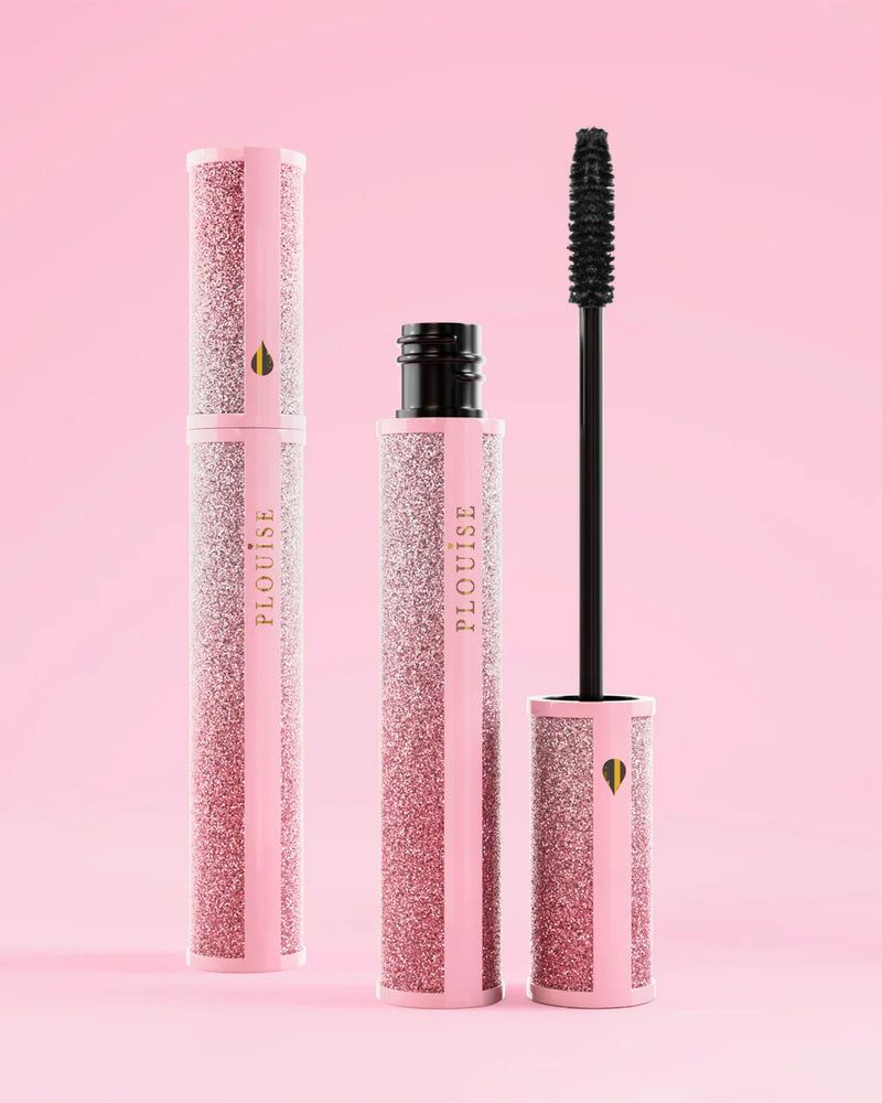 P.Louise Cry Baby Mascara met glitteromhulsel op een roze achtergrond