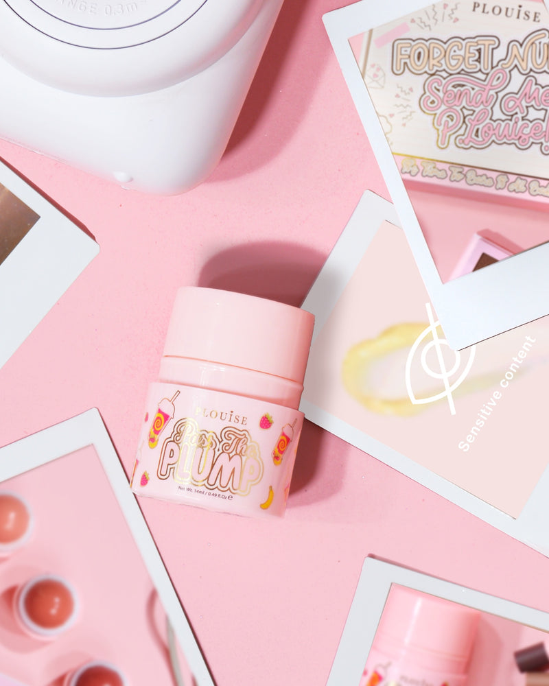 Roze fles P.Louise Pass The Plump Lip Treatment op een roze achtergrond