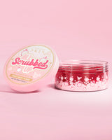 Open pot P. Louise All Scrubbed Up bodyscrub in drakenfruit op een roze achtergrond