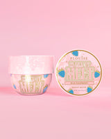 Twee potjes P. Louise Make It Melt Makeup Cleansing Balm in blauwe framboos op een roze achtergrond