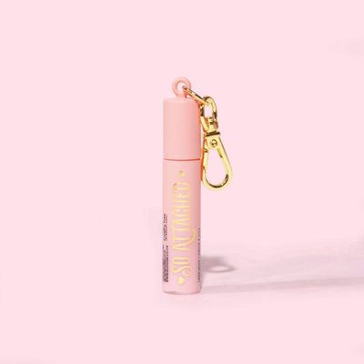 Afbeelding van de P.Louise Mini Keychain Tearproof Mascara in een roze tube met gouden opschrift en gouden sleutelhangerbevestiging
