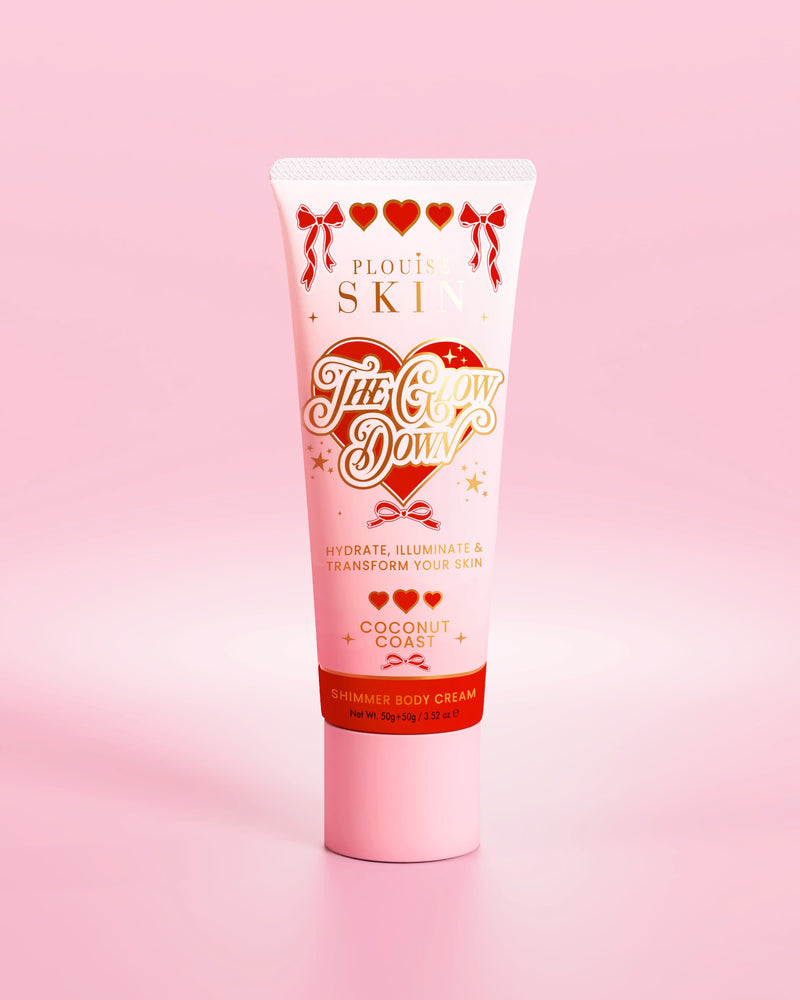 Roze tube P.Louise The Glow Down glanzende bodycrème in de geur van kokosnootkust tegen een roze achtergrond