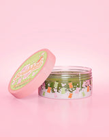 Open pot P. Louise All Scrubbed Up Body Scrub in Gummy Bears-geur op een roze achtergrond