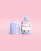 Fles P. Louise Clear The Air Blueberry Gel Cleanser met de dop eraf op een roze achtergrond
