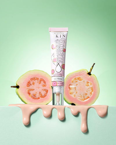 Tube P.Louise Dose Of Dreams Vitamin C Brightening Eye Cream omgeven door guavefruit op een groene achtergrond