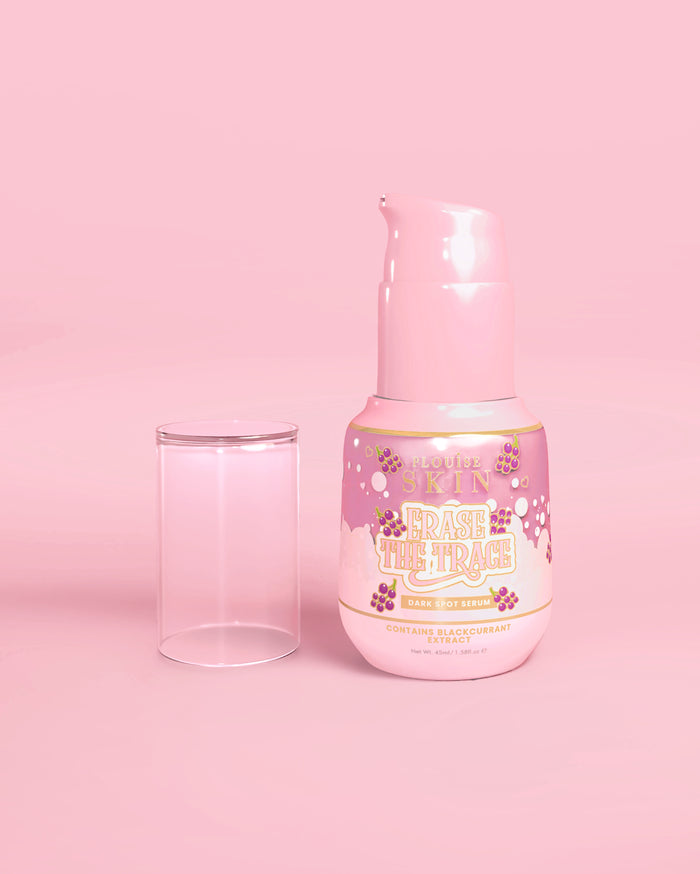 Roze flesje P. Louise Erase The Trace Dark Spot Correcting Serum met de deksel eraf op een roze achtergrond