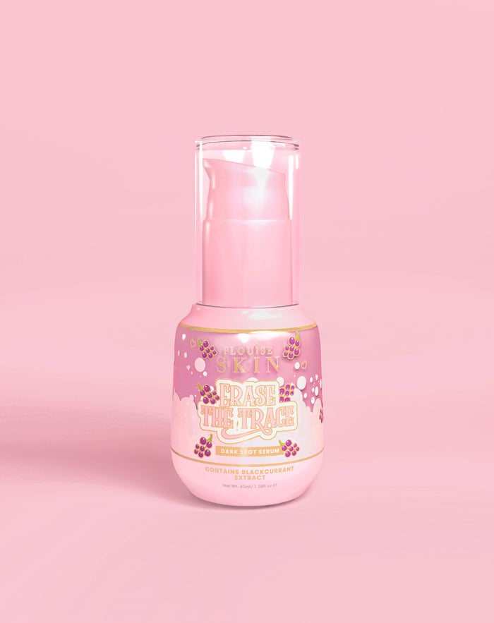 Roze flesje P. Louise Erase The Trace Dark Spot Correcting Serum op een roze achtergrond