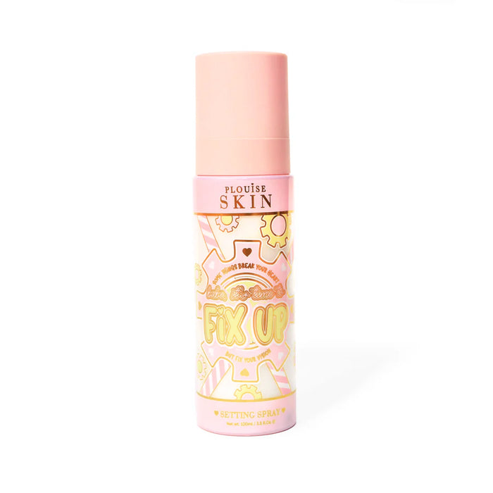 Roze fles P. Louise Fix Up Mattifying Setting Spray met roze en geel tandwielontwerp op de fles tegen een witte achtergrond