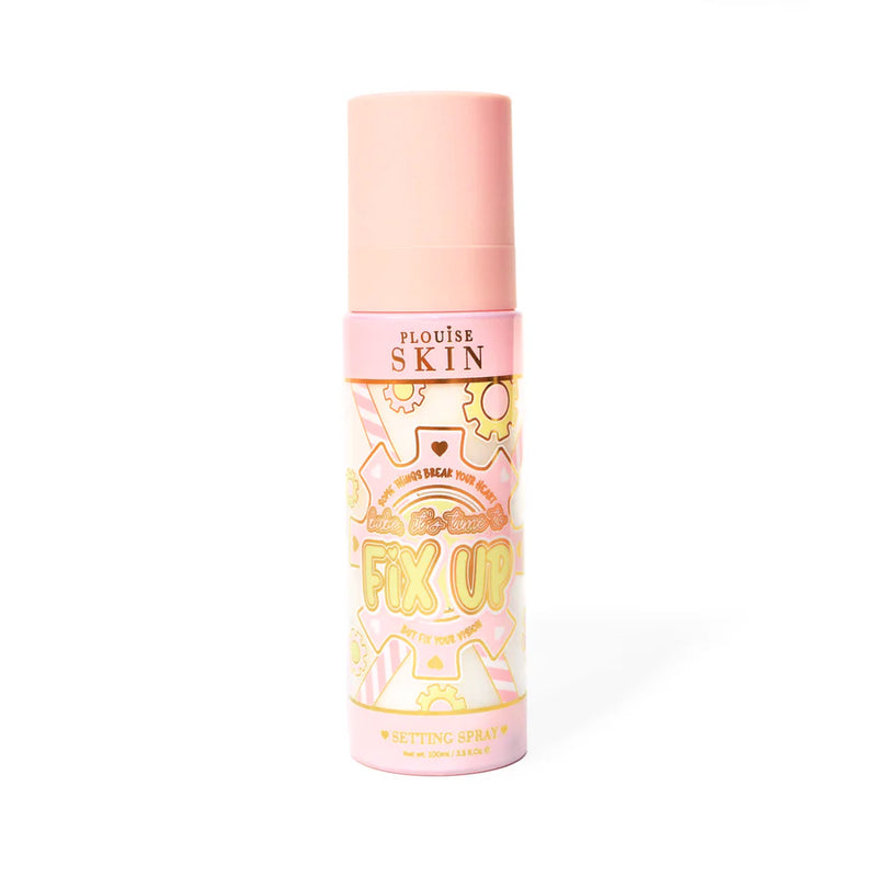 Roze fles P. Louise Fix Up Mattifying Setting Spray met roze en geel tandwielontwerp op de fles tegen een witte achtergrond