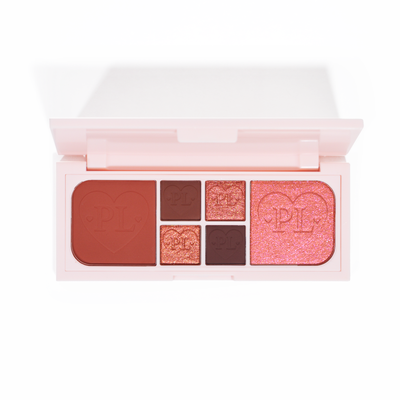 Een afbeelding van het P.Louise Fluffy Fantasy Mini Eyes & Face Palette met romige matte tinten en boterachtige glans in een reeks rouge en donkerroze tinten